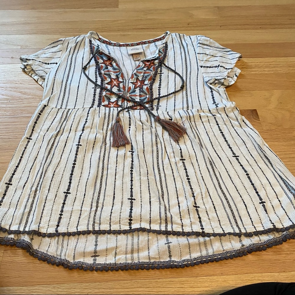 Knox Rose size small embroidered front comfortable blouse with tassels